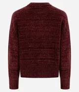 Suéter de punto chenille color bordó, con cuello redondo alto, mangas largas y puños y ruedo acanalados. Presenta una textura acanalada horizontal en el cuerpo y las mangas.