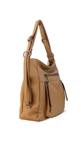 Cartera mochila versátil de cuero sintético con textura granulada, color negro. Cuenta con múltiples bolsillos frontales con cierre, correas ajustables que permiten su uso tanto como cartera de hombro o como mochila, y herrajes metálicos.