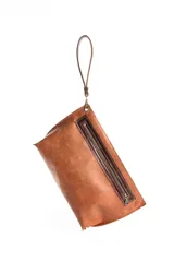 Sobre de mano color suela con textura granulada, cuenta con un bolsillo frontal con cierre y una correa de muñeca desmontable.