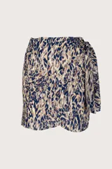 Minifalda con estampado animal print en tonos azul, beige y marrón, con detalle de lazo lateral.