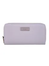 Monedero de simil cuero color lila, con cierre metálico y logo de la marca en el frente.