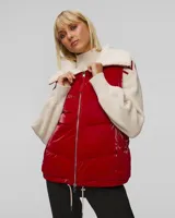 Chaleco puffer rojo con cuello de sherpa color crema, cierre frontal con cremallera y bolsillos laterales.