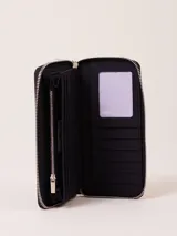 Billetera grande de nylon color azul marino con cierre de cremallera y parche de goma con logo de la marca.