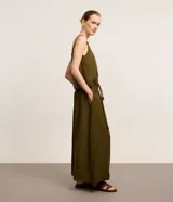 Pollera midi evasé color verde militar, confeccionada en crepé. Cuenta con cintura ancha elástica en la parte trasera, trabillas en los laterales y cinturón de cuerda incorporado con abalorios en las puntas.