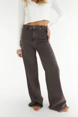 Pantalón de jean color marrón con corte recto y terminación desflecada.