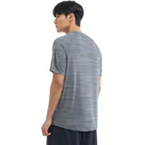 Remera deportiva Under Armour de manga corta, confeccionada en tejido técnico ultrasuave de secado rápido con textura jaspeada. Presenta cuello redondo y logo de la marca estampado en el pecho.