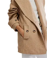 Abrigo tipo peacoat con diseño oversize y patrón de espiga. Presenta cuello clásico, cierre frontal de doble botonadura y silueta estructurada.