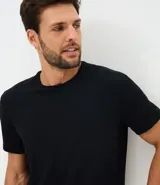 Conjunto de pijama corto para hombre marca Viko, compuesto por una remera de cuello redondo y mangas cortas, y un short con ajuste por cordón. Confeccionado en tejido de modal con elastano, ofreciendo un tacto suave y transpirable.