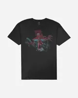 Remera negra de manga corta con cuello redondo y estampa frontal de estilo retro-futurista con palmeras, atardecer y figura humana.