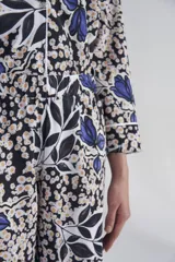 Pijama de camisa y pantalón con estampado floral en tonos azul, blanco y negro. Camisa de mangas largas con detalle de vivos a contratono en lurex plateado en el cuello y en las mangas.