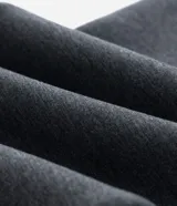 Pantalón de sastrería masculino corte balloon, color gris, confeccionado en tejido scuba pesado con pinzas frontales y pretina con pasacintos.