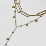 Gargantilla dorada de acero con eslabones grandes rectangulares.