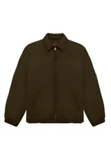 Campera acolchada de color gris oscuro, con diseño de cuello tipo camisa, cierre frontal con cremallera y bolsillos laterales. Presenta puños y ruedo con elástico.