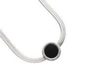 Collar tipo gargantilla de acero color plateado, con dije circular con centro de ónix negro y números romanos grabados en el borde.