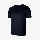 Remera deportiva negra de corte clásico, cuello redondo y mangas cortas. Presenta el logo de Nike en el pecho.
