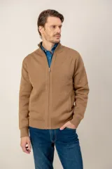 Campera de punto con cierre frontal completo, cuello alto y puños acanalados. Diseño liso en color marrón.