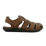 Sandalia cerrada tipo pescador para hombre, color marrón, con tiras entrelazadas y cierre de velcro en el empeine. Posee suela de goma oscura.