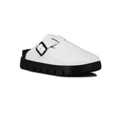 Zueco blanco de mujer con tira ajustable y hebilla negra, sobre plataforma dentada negra.