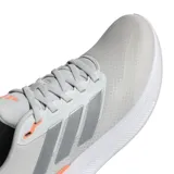 Championes de running Adidas Runfalcon 5 para mujer, color blanco con detalles en gris y naranja. Presentan un upper de malla transpirable, mediasuela Cloudfoam para amortiguación y suela Adiwear para tracción.