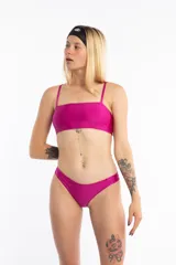 Top de bikini fucsia con escote recto, breteles elásticos y doble tira en la espalda.