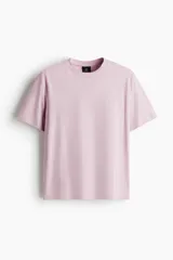 Remera de algodón liviano color rosado, con cuello redondo y mangas cortas.