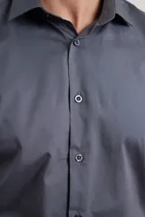 Camisa de vestir blanca de algodón con cuello italiano y mangas largas.