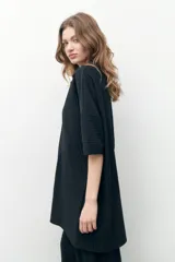 Vestido camisero negro con textura plisada, corte midi y cierre frontal con botones.