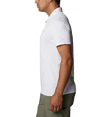 Chomba Columbia Hike Polo de color blanco, de manga corta, con cuello tipo polo, cierre frontal parcial con botones y tecnología Omni-Wick para absorción de humedad.