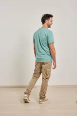 Remera verde con estampado en el pecho que dice "The Energy".