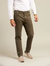 Pantalón de gabardina color caqui, de corte recto y tiro medio, con bolsillos laterales y traseros.