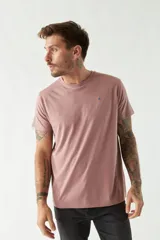 Remera de algodón de corte regular, con cuello redondo, manga corta y logo bordado en el pecho.