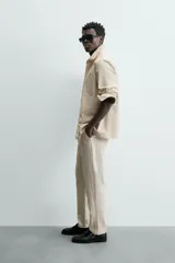 Sobrecamisa de algodón color beige claro, de corte relajado, con cuello solapa, manga larga y dos bolsillos de plastrón en el pecho.