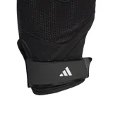 Par de guantes de entrenamiento Adidas negros, con palma antideslizante, cierre de velcro en la muñeca y panel para secar el sudor en el pulgar.