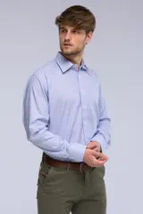 Camisa celeste a rayas con cuello de vestir, manga larga, pinzas en la espalda, botones personalizados y logo bordado inferior.