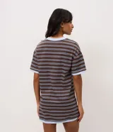 Camisón corto de algodón con estampa a rayas horizontales en tonos marrón y celeste, con cuello redondo y ribetes en color celeste contrastante.