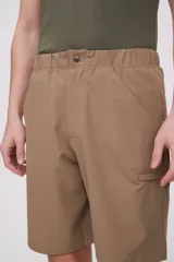 Bermuda de poliéster color tostado, con cintura elástica, cierre frontal con botón y bolsillos laterales.