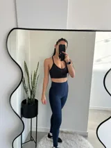 Calza larga azul marino de tiro alto y textura acanalada.