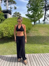 Pantalón negro de corte palazzo.