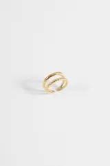 Anillo doble de acero dorado con un diseño abierto y ajustable, compuesto por una banda lisa y una banda trenzada.