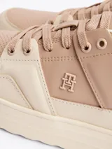 Zapatillas Tommy Hilfiger color crema y rosa pálido, con detalles dorados en el talón y logo de la marca en el lateral.