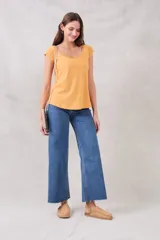 Remera de algodón peinado color camel, con ajuste al cuerpo, escote redondo con detalle calado y mangas cortas.