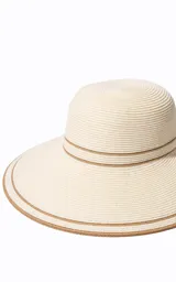 Sombrero de ala ancha color marfil con detalles de líneas en tono tostado en la copa y en el borde.