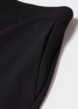 Pantalon de vestir tipo wideleg, de corte recto y tejido fluido. Cuenta con forro interior, elástico en la parte posterior de la cintura, dos bolsillos laterales y cierre oculto de botón, gancho y cremallera.