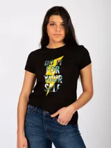 Remera negra de manga corta con estampado frontal de letras con efecto 3D y rayo amarillo.