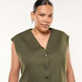 Chaleco de traje color verde oliva, con escote en V, cierre frontal con botones y bolsillos laterales con solapa.