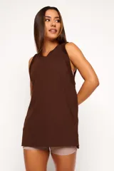Musculosa de algodón con corte amplio, cuello redondo y sisas laterales amplias que permiten mayor libertad de movimiento.