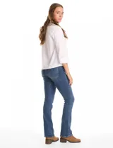 Camisa blanca de corte recto y estilo clásico, con cuello solapa, cierre frontal oculto y mangas largas con puños. Presenta dos bolsillos frontales decorados con apliques de tachas metálicas en el borde superior.