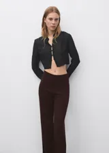 Pantalón de punto fino con diseño wide leg, tiro medio y cintura con elástico.
