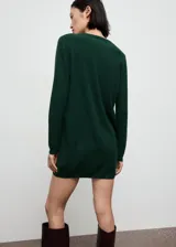Vestido corto de punto fino, color verde oscuro, con cuello redondo, diseño recto y manga larga.