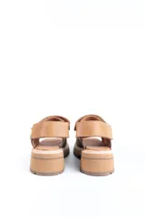 Sandalias de cuero con plataforma de goma, color verde, blanco y beige.